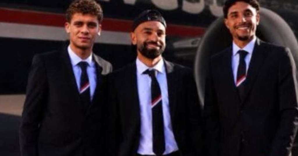 أصغر لاعب في منتخب مصر ينشر صورة مع صلاح.. من هو؟
